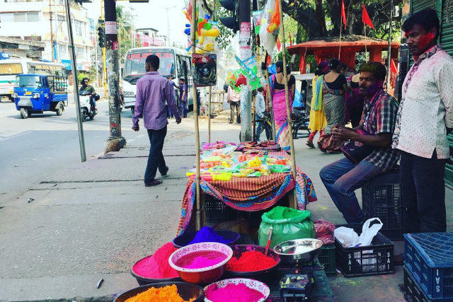 グワハティ市内 (Holi祭当日) 